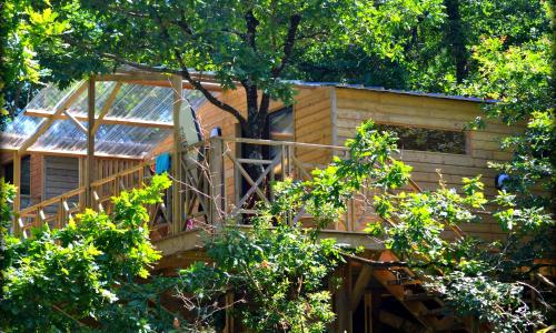 Cabane ''Robinson'' dans les arbres de Nature et Océan à côté de la plage