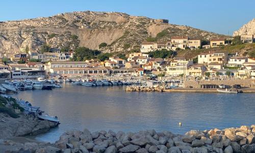 Au cœur du Parc National du Massif des Calanques, la Flibuste des Goudes, Maison 2 chambres, climatisée, jardins, solarium, proche plage, large vue mer