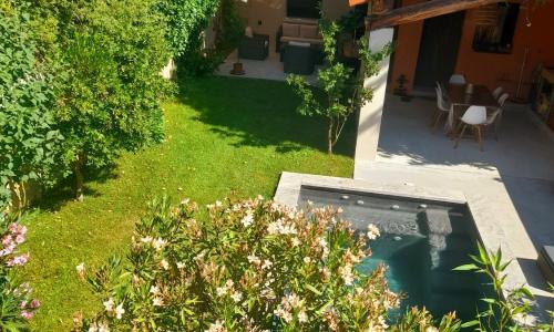 MAS DE VILLE AVEC PISCINE DANS SON COCON DE VERDURE - ESPRIT INDUSTRIEL