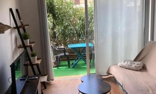 Appartement rénové RDC terrasse 200m plage