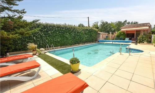 Nice stacaravan In Entraigues-sur-la-sorg