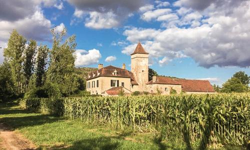 Historic mansion by the River Lot in C nevi res