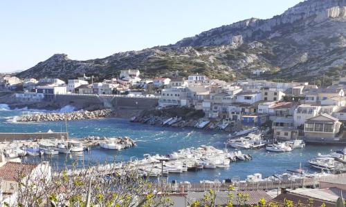 MAISON VUE MAGISTRALE SUR LE PORT ET CALANQUES DES GOUDES MARSEILLE