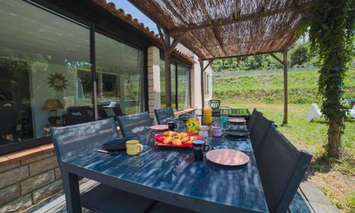 Maison du Riou, meublé de tourisme 3 etoiles vue sur colline avec piscine