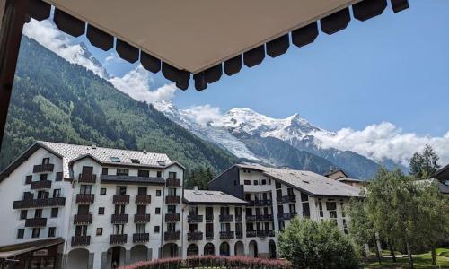 Central spacious flat with private parking