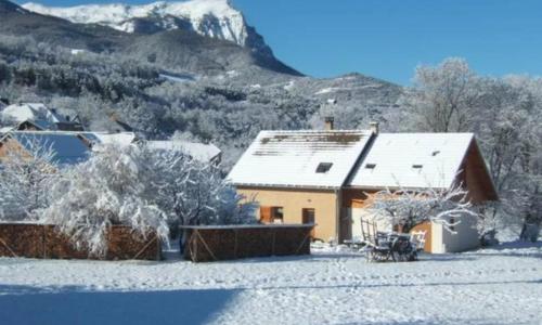 Vue sur embrun lac de serre-ponçon