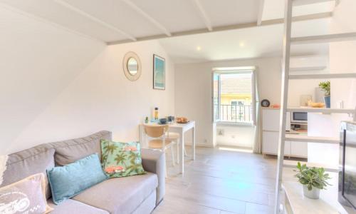 #2 Central Studio top floor AC & Balcony