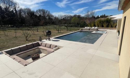 Villa neuve piscine et jacuzzi au milieu des oliviers