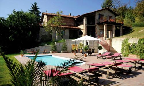 Apartment with large covered terrace in small residence with swimming pool