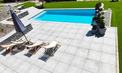 Chambre vue lac av piscine