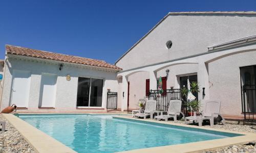 Villa chaleureuse avec piscine