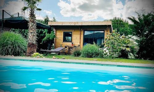 Chalet cosy avec piscine chauffée