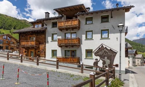 Wood Mountain Planet Suite House