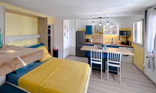 DECAROLI - Stylish and Central Renovated Modern Studio