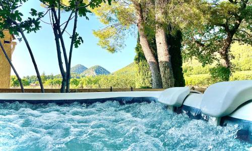 Entre vignes et horizon Appartement avec jacuzzi privatif et piscine commune chauffée