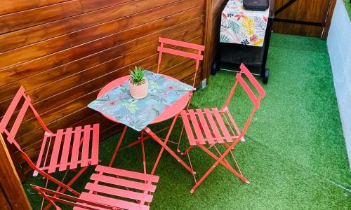 jolie maison individuelle 50 m2 ,design et climatisée, tout confort, wifi, terasse privée , 5 min plage et autoroute, stationnement gratuit