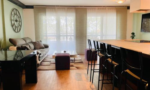 Spacious Cozy Apartment close Paris & Flea Market at St Ouen