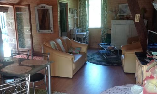 Des pierres rouges en extérieur, intérieur tout bois