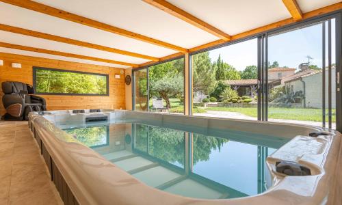 Jacuzzi - Spa de nage - Parc arboré