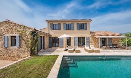 Bastide-style property with pool and grape vines