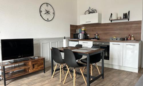 Appartement F1, refait à neuf, 150m de la plage