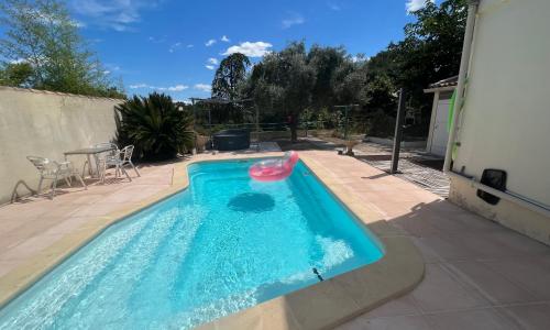 Maison 1975, fleurie, accès piscine au calme
