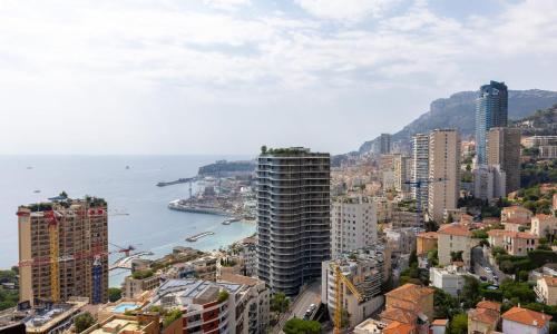 1 meter from Monaco. 5 min by elevators to Larvotto beach.