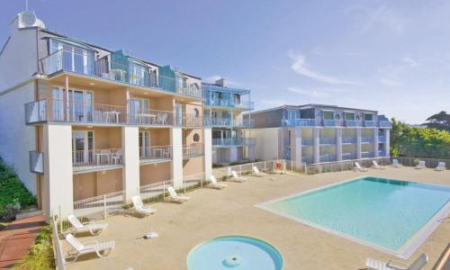 Apartment with pool and sea view in Brittany