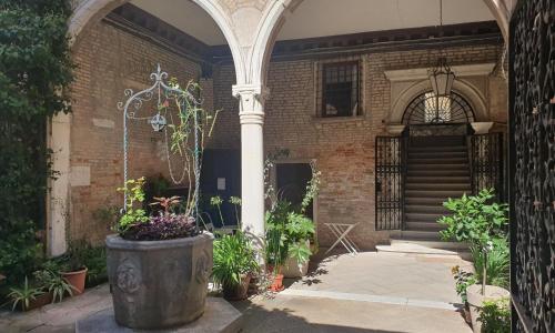 Al Mezzanino, Palazzo Torniello