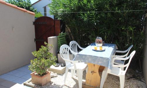 T2 climatisé avec cour et place de parking proche plage - 3CYP11B