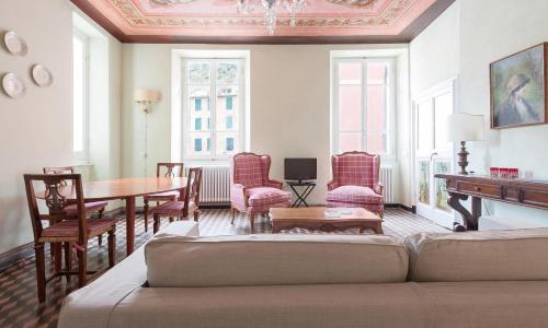 Vernazza Marina Apart, front Beach, 2BDR with Aircondo, 2BHT, few steps, Free Private parking on request