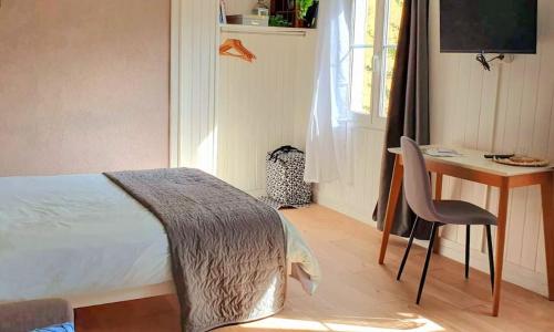 studio cosy 1er centre Laval vu château et jardin