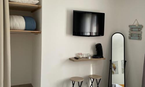 Chambre avec salle de bain privée dans villa avec garage