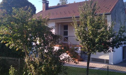 Maisonette chaleureuse entre lac et montagnes