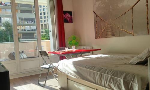 Studio sur le métro 12 pour Montmartre