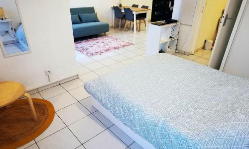 Grand studio lumineux et sa terrasse au calme