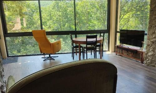 Mazet en bord de ruisseau