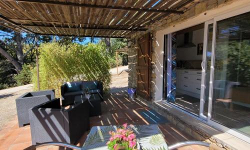 Studio dans maisonnette en pierre