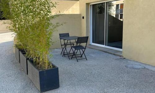 Grand Studio au Rdc dans résidence, clim, terrasse