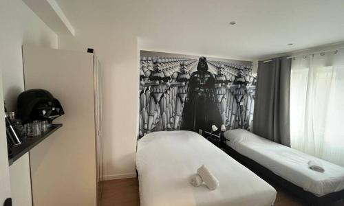 Hollywood 9 People - KHbnb center