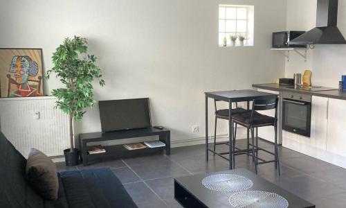 Le Pratik - Parking - Terrasse - Vallier Catane