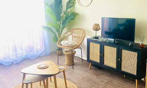 Studio Entre MER ET DUNES avec balcon vue laterale MER 50m plage pour 3 pers wifi ménage compris