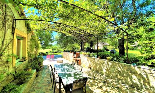 CHAMBRES D'HOTES 2 à 4p ou GITE DE GROUPE 15p, 7 ch, 6 sdb, parc et salle de réception