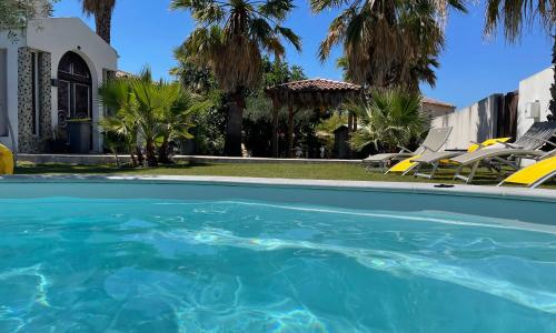 Belle Villa pour 8 personnes avec 4 grandes chambres avec douche dans chaque chambre, une piscine extérieur , un jardin de 1500m2