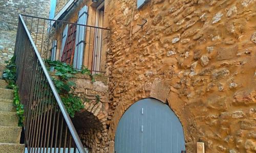 Belle Maison en pierre dans village médiéval du XIe siècle pour 10 pers 6 adultes 4 enfants