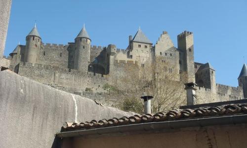 Terrasse, sous les remparts, à 200 m de la Cité