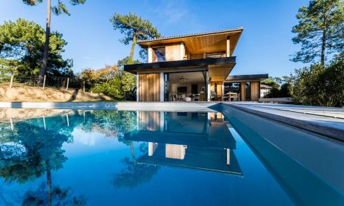 SPRING KEYWEEK - Contemporary villa with pool in the hea