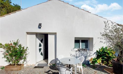 Cozy Home In Sainte-soulle With Kitchen