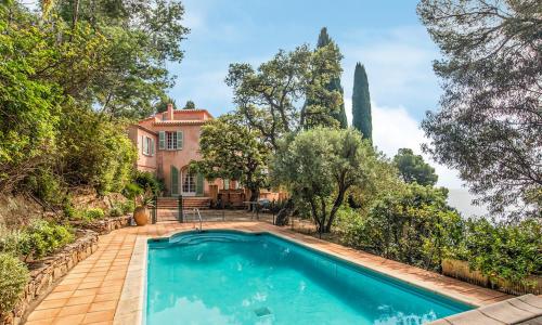 Villa la Malpagne, 400m2 les pieds dans l'eau
