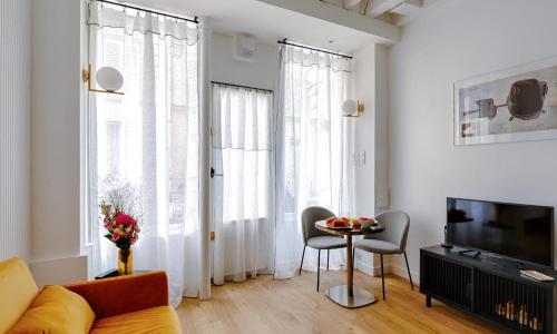 Designer apartment on St Louis Island in Paris - Welkeys